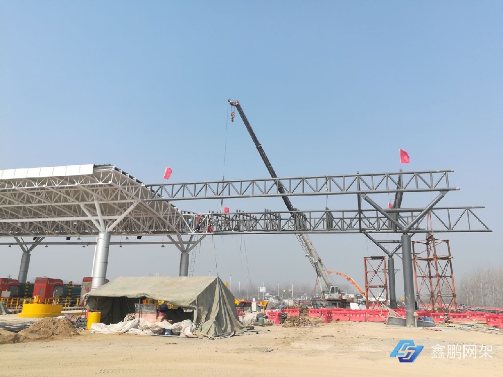 周口收費(fèi)站管桁架施工現(xiàn)場(chǎng)