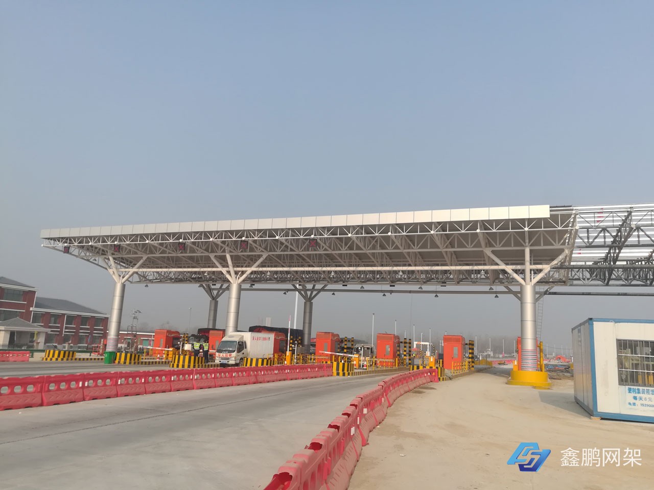 周口收費(fèi)站管桁架施工現(xiàn)場(chǎng)